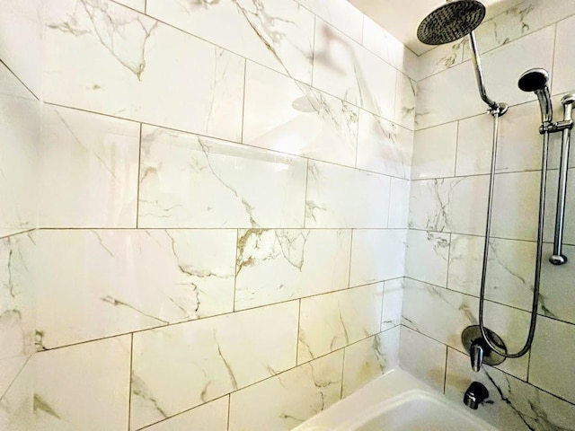 bathroom featuring tiled shower / bath