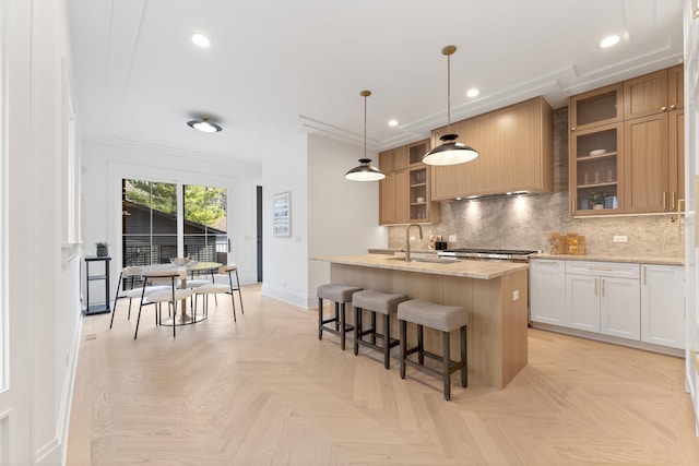 1254 W Norwood St, Chicago, IL 60660 - kitchen featuring a kitchen breakfast bar, a sink, tasteful backsplash, baseboards, and an island with sink