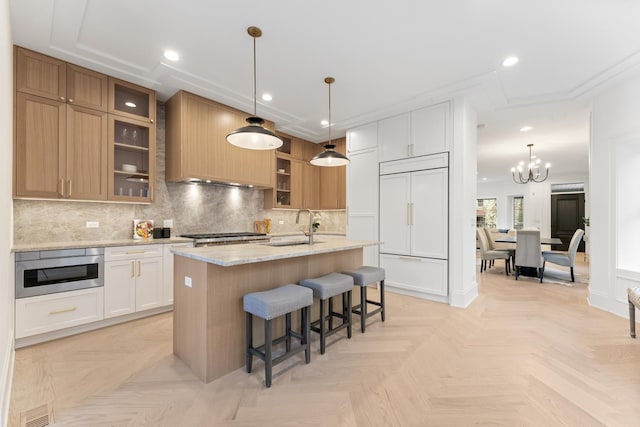 1254 W Norwood St, Chicago, IL 60660 - kitchen featuring a sink, visible vents, decorative backsplash, an island with sink, and a breakfast bar area