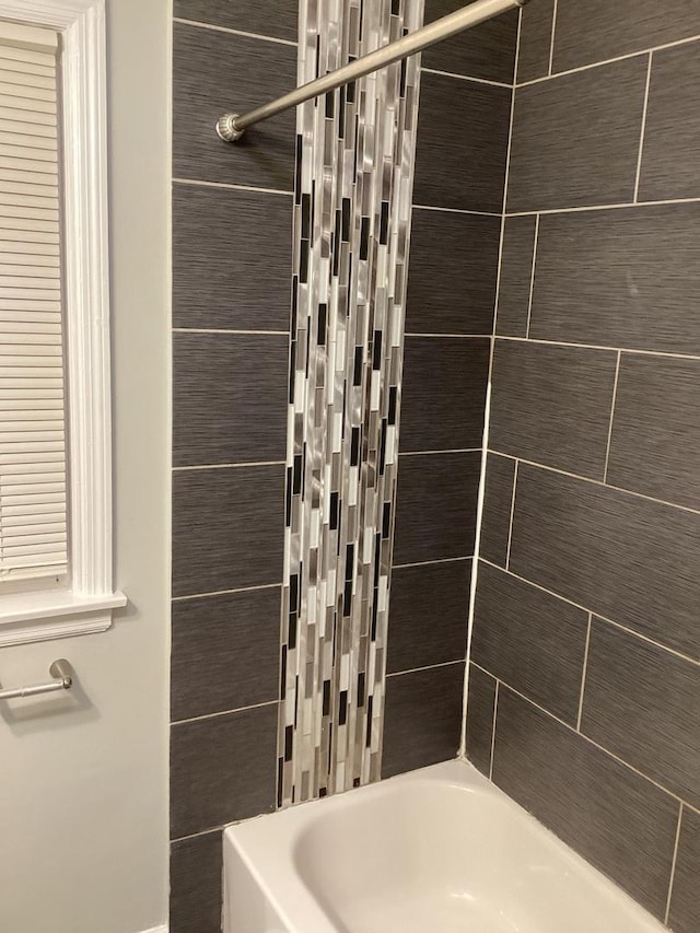 bathroom with tiled shower / bath combo