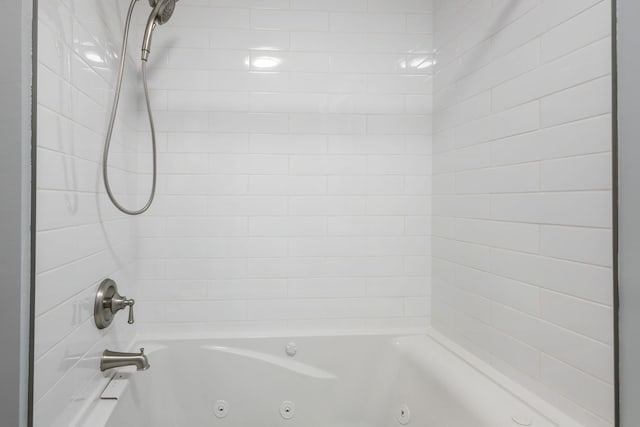 bathroom with tiled shower / bath