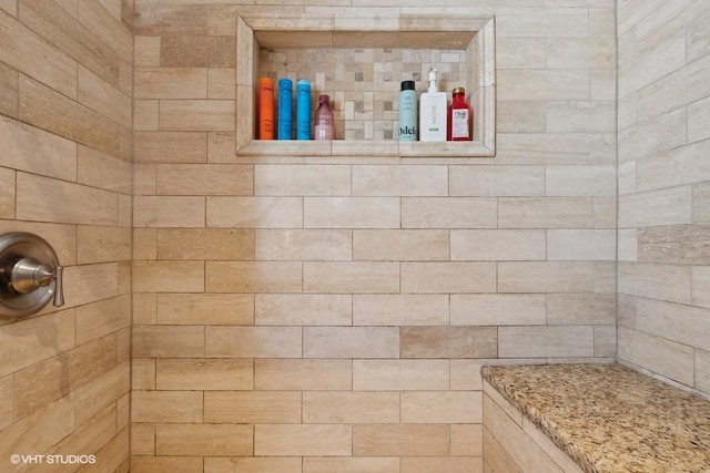 bathroom featuring a tile shower