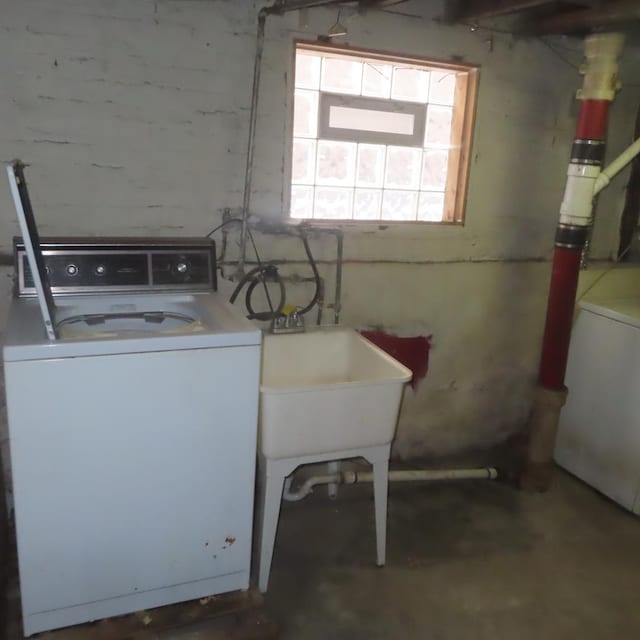 laundry room with sink and washer / dryer