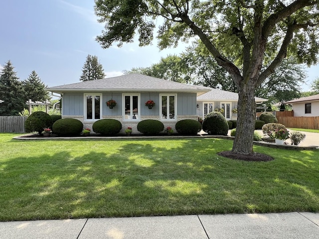 single story home featuring a front yard