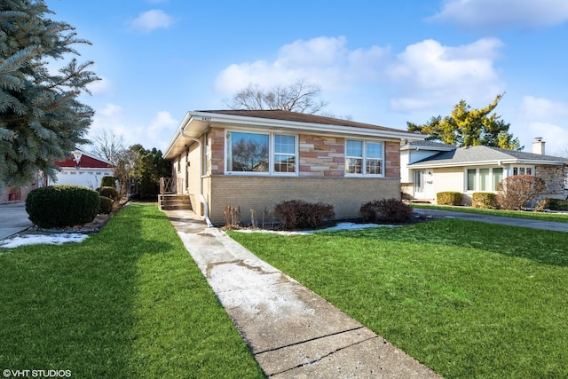 view of front of home featuring a front lawn