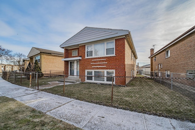 view of front of property featuring a front lawn