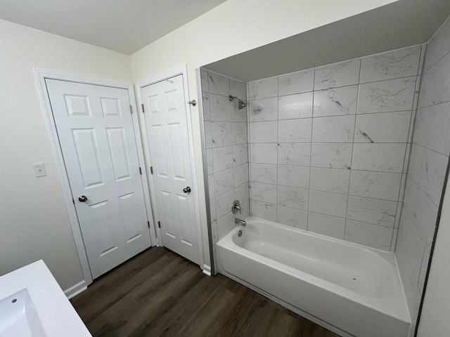 bathroom featuring tiled shower / bath and hardwood / wood-style floors