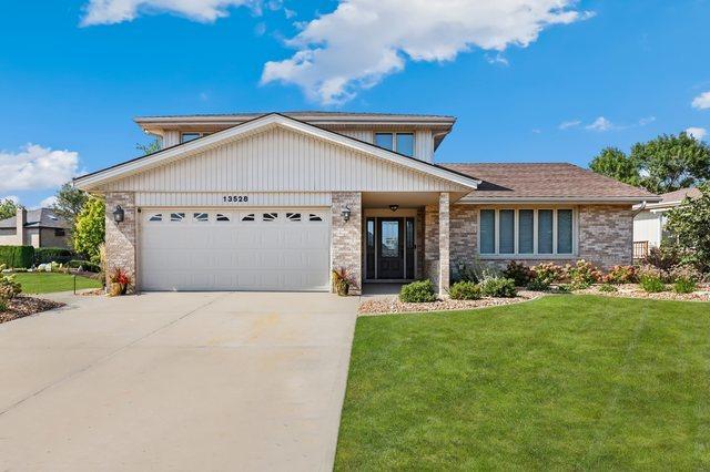 view of front facade featuring a garage and a front lawn