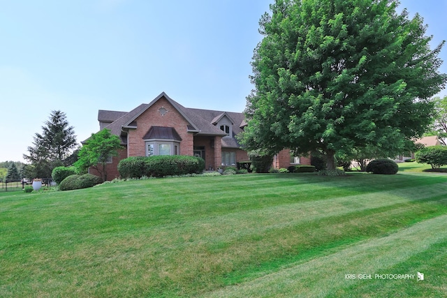 view of front of property with a front yard