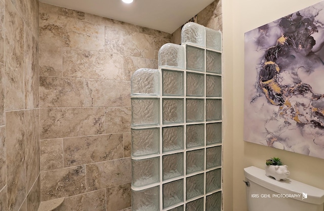 bathroom featuring toilet and tiled shower