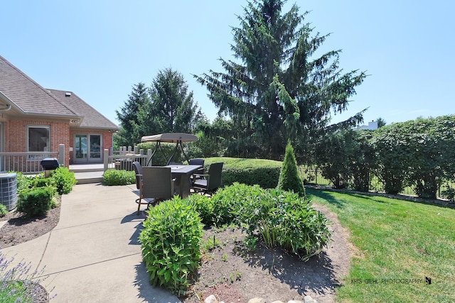 view of yard with a patio area