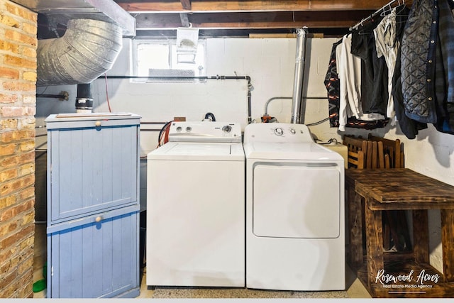 clothes washing area featuring washing machine and dryer