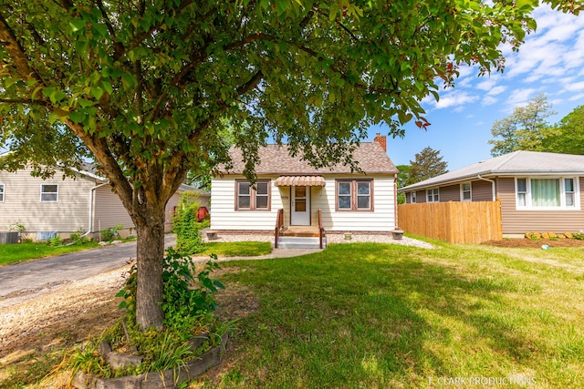 view of front of property with a front yard