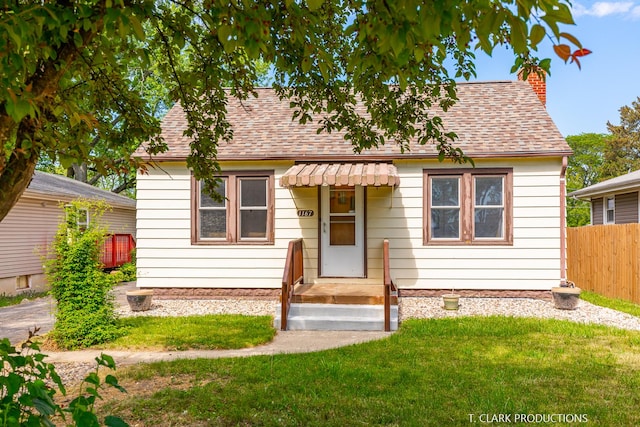 view of front of property with a front yard