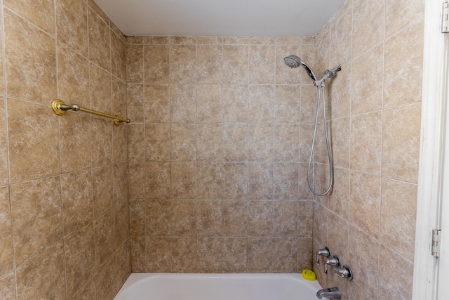 bathroom with tiled shower / bath combo