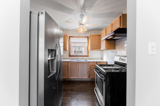 kitchen featuring appliances with stainless steel finishes, tasteful backsplash, sink, ceiling fan, and dark hardwood / wood-style floors