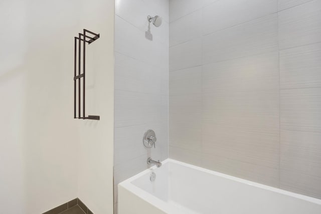 bathroom with tiled shower / bath combo