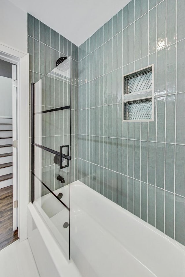 bathroom with tiled shower / bath