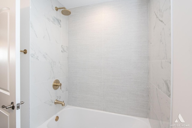 bathroom featuring tiled shower / bath