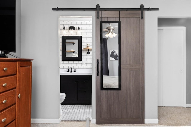 bathroom featuring vanity, toilet, and decorative backsplash