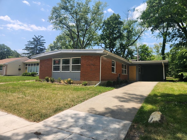 ranch-style home featuring a front lawn and a carport