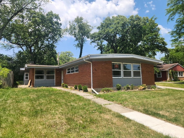 ranch-style house featuring a front yard