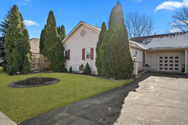 view of front facade with a garage and a front lawn