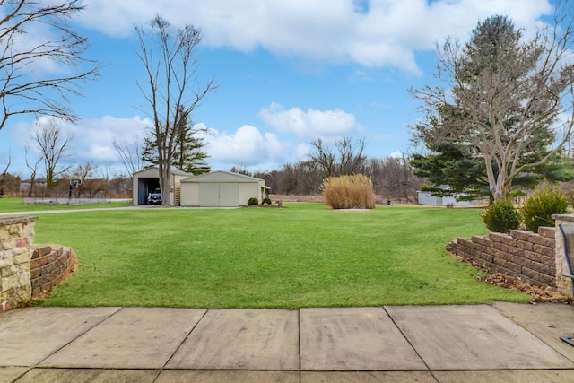 view of yard featuring an outbuilding