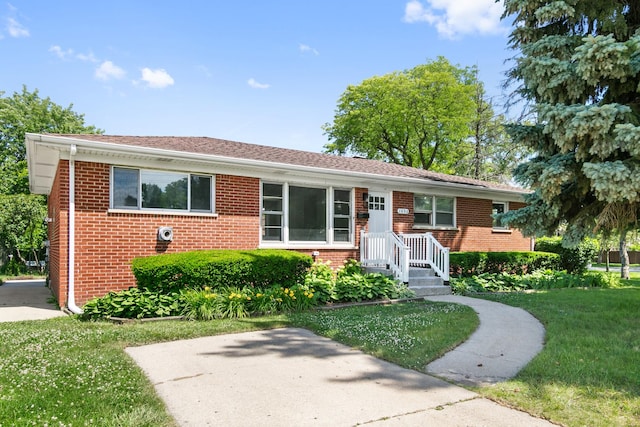 single story home with a front lawn