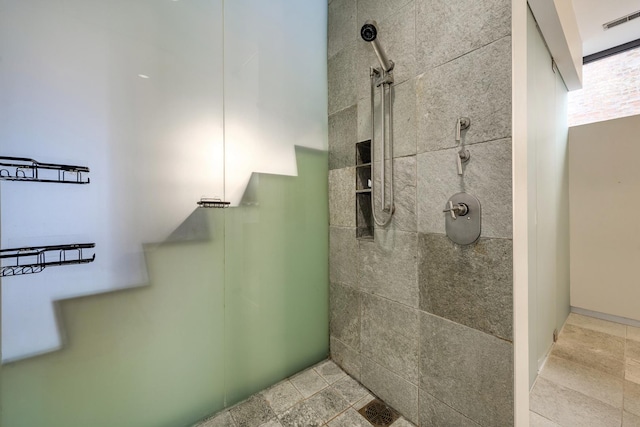 bathroom featuring a tile shower