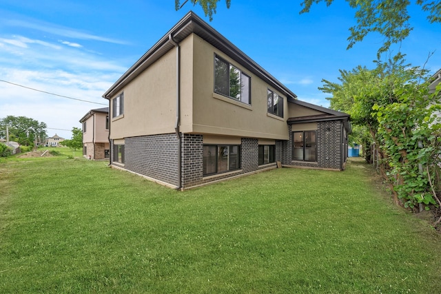 back of house featuring a yard