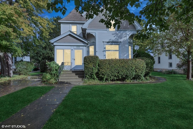 victorian home with a front lawn