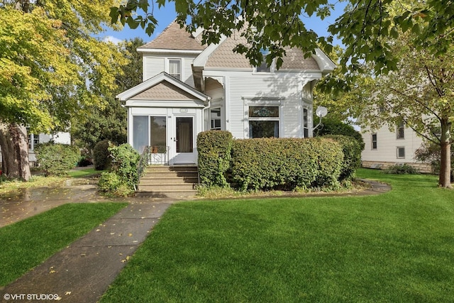 view of front of home featuring a front yard