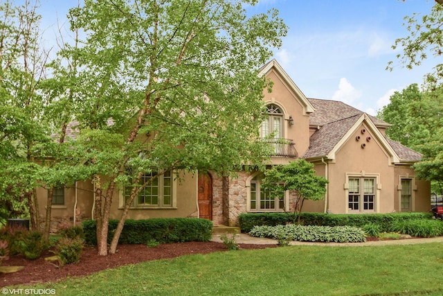 view of front of home with a front lawn