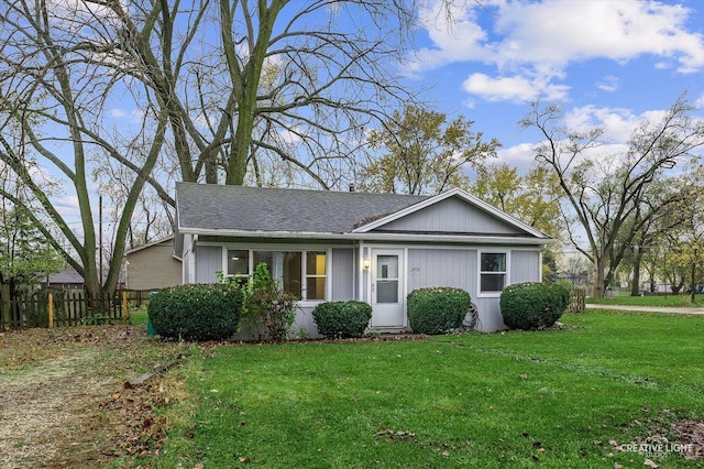 view of front of home featuring a front yard