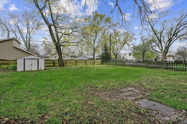 view of yard featuring a shed