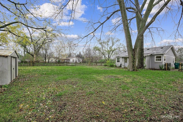 view of yard featuring a shed