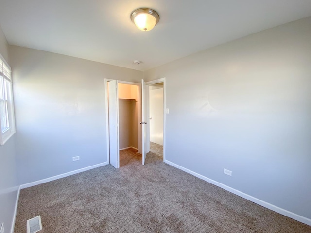 unfurnished bedroom with carpet flooring and a closet