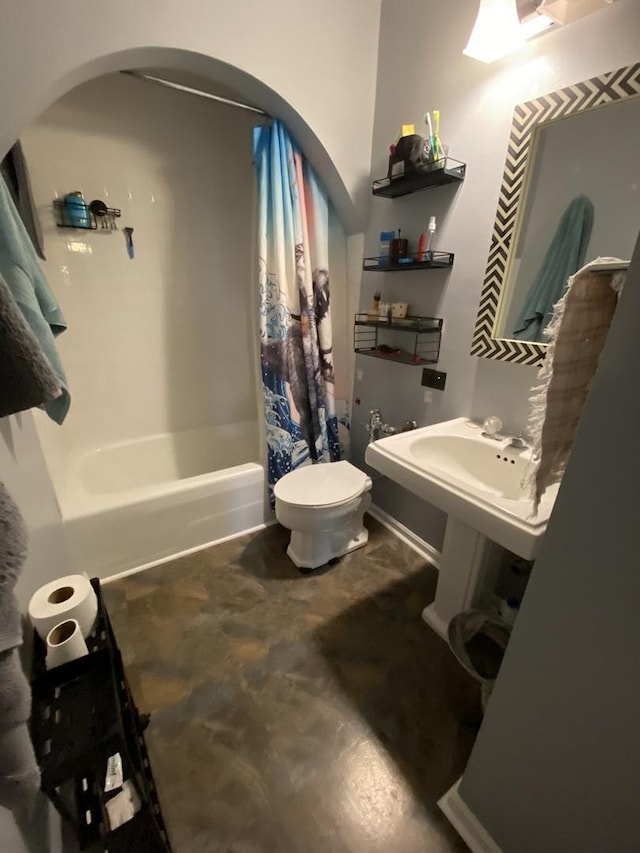 bathroom featuring toilet and shower / bath combo with shower curtain