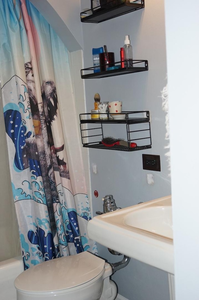 bathroom with shower / tub combo with curtain and toilet