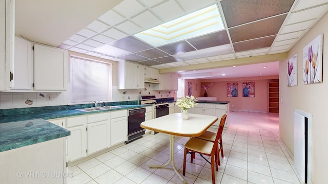 kitchen with dishwasher, gas range gas stove, kitchen peninsula, sink, and white cabinets