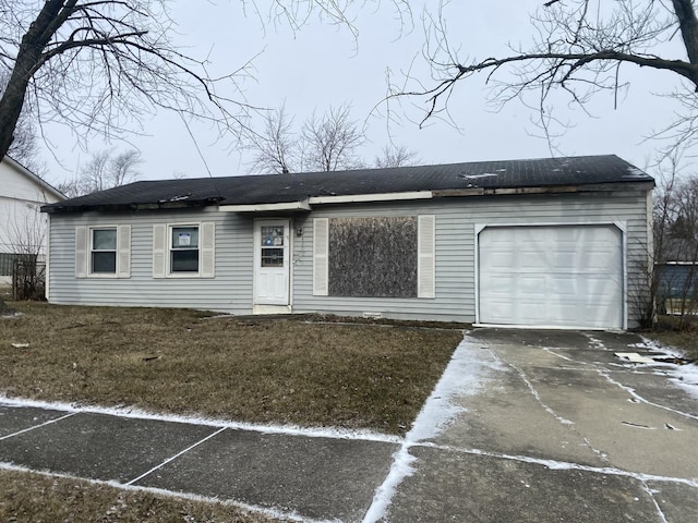 view of front of property featuring a garage and a front yard