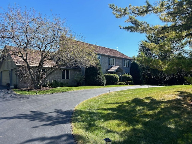 view of front of house featuring a front lawn