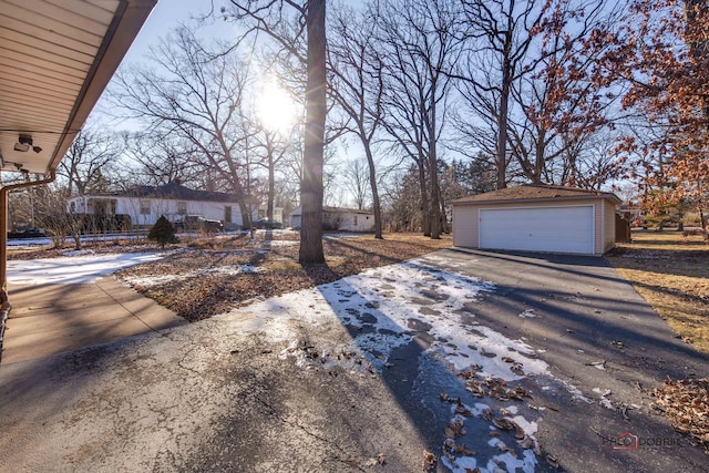 view of yard with a garage and an outdoor structure