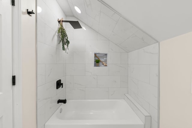 bathroom with tiled shower / bath combo