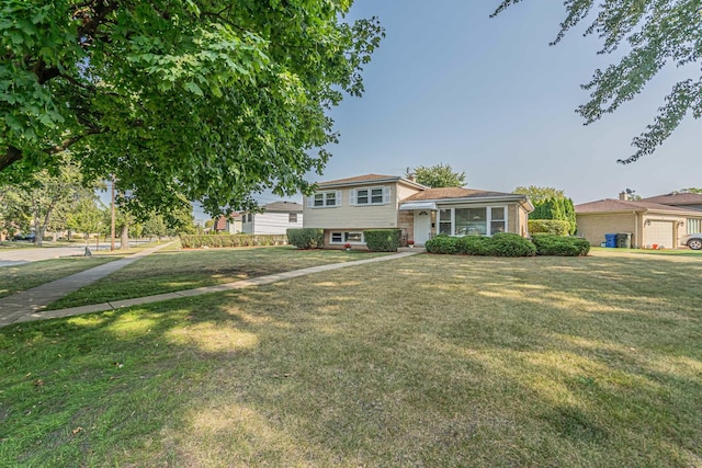 view of front of house featuring a front lawn