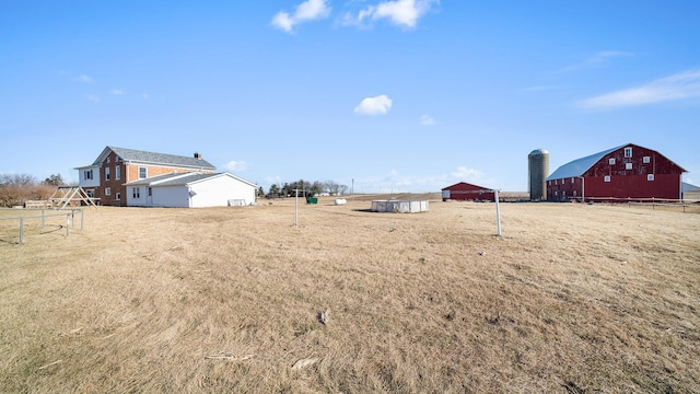 view of yard featuring an outbuilding