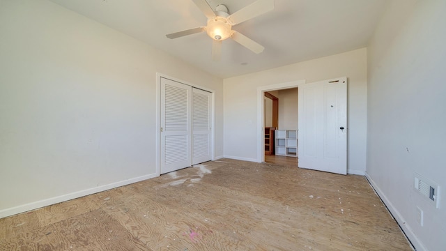 unfurnished bedroom featuring ceiling fan and a closet