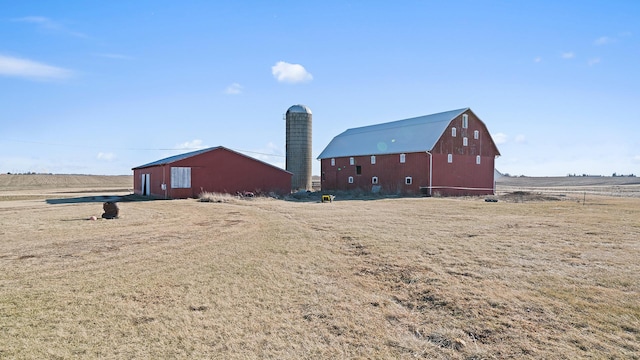 view of yard featuring an outbuilding and a rural view