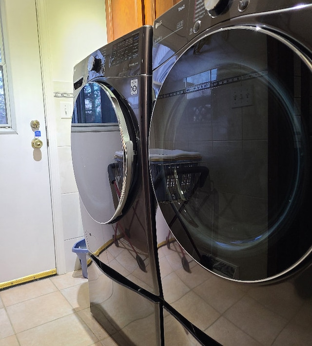 washroom featuring washer / dryer and light tile patterned flooring